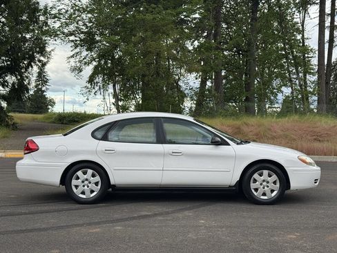 Used 2005 Ford Taurus SE FWD image 6