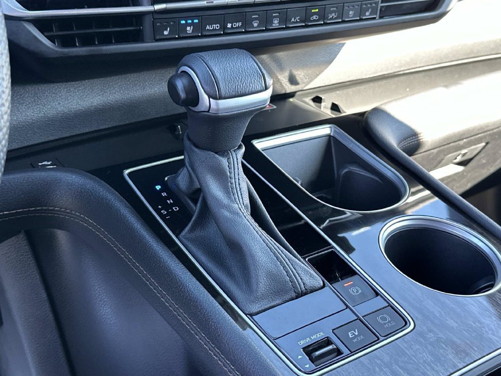 Used 2025 Toyota Sienna Platinum AWD/4WD image 43
