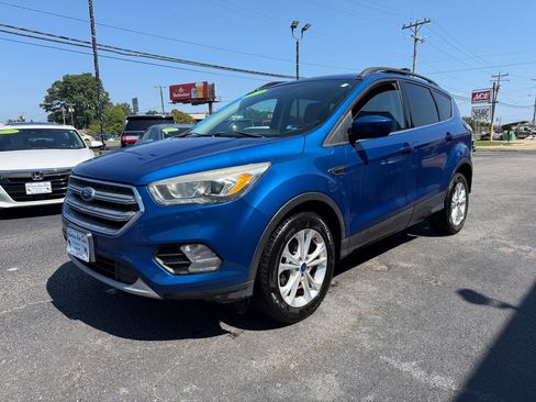 Used 2017 Ford Escape SE w/ Equipment Group 201A FWD image 3