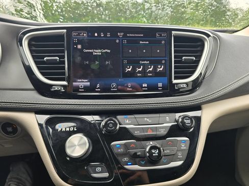 Used 2023 Chrysler Pacifica Touring-L FWD image 20