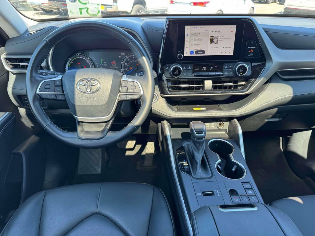 Used 2023 Toyota Highlander XLE AWD/4WD image 19