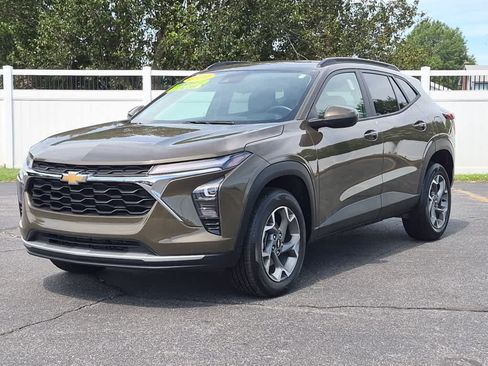 Used 2024 Chevrolet Trax LT w/ Driver Confidence Package FWD image 1