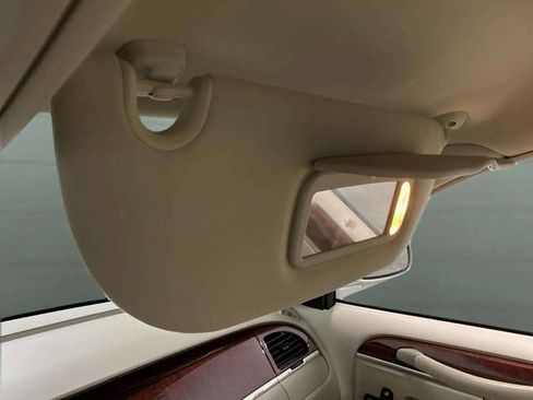 Used 2005 Lincoln Town Car Signature image 44