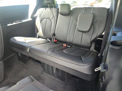 New 2027 Chrysler Pacifica Select AWD/4WD image 26