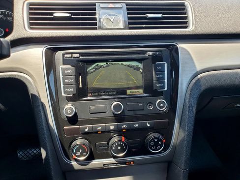 Used 2014 Volkswagen Passat 1.8T SE image 3