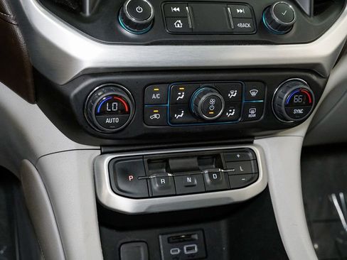 Used 2023 GMC Acadia SLT image 18