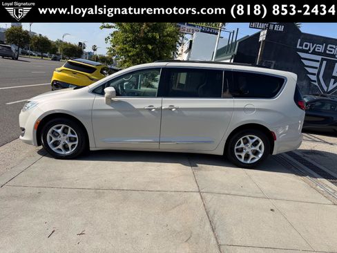 Used 2017 Chrysler Pacifica Touring-L w/ Tire & Wheel Group FWD image 4
