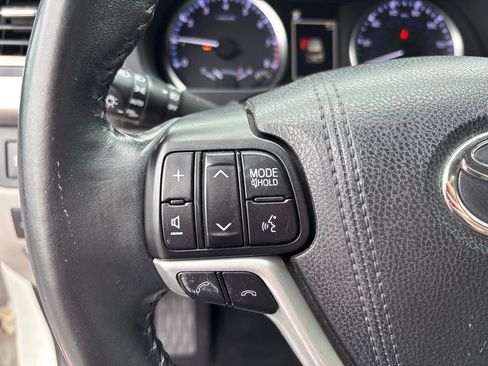 Used 2018 Toyota Highlander Plus AWD/4WD image 26