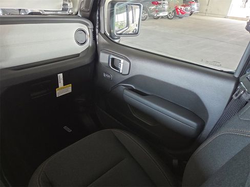 New 2025 Jeep Gladiator Sport image 19