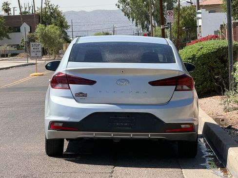 Used 2019 Hyundai Elantra SE w/ Cargo Package FWD image 5