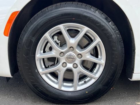 Used 2023 Chrysler Pacifica Touring-L FWD image 29