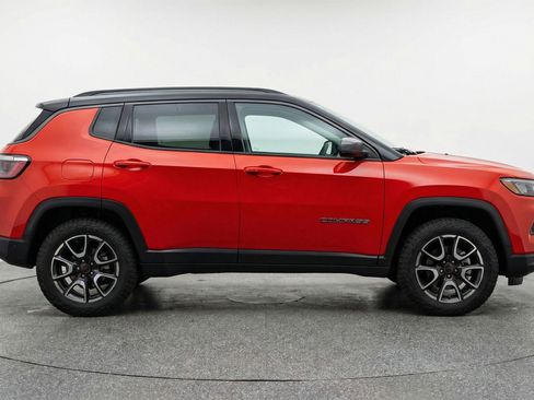 Used 2025 Jeep Compass Trailhawk image 11