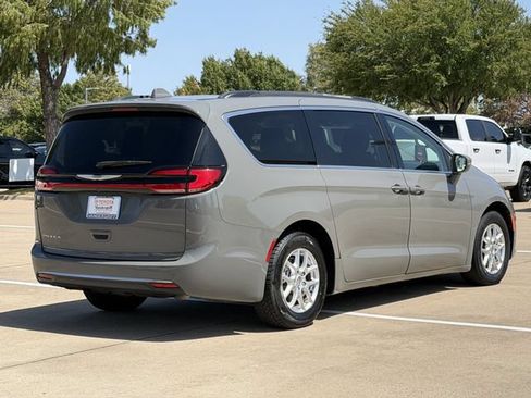 Used 2022 Chrysler Pacifica Touring-L FWD image 4