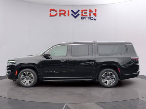 Used 2024 Jeep Wagoneer L Series II RWD image 2