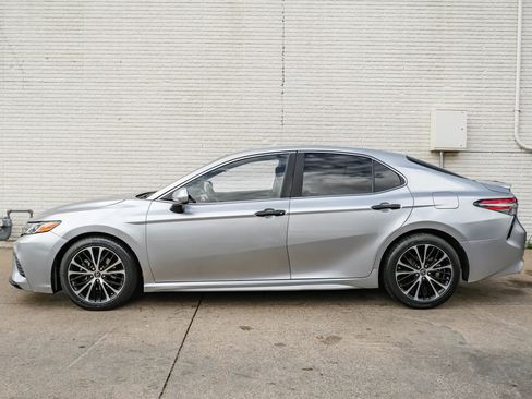 Used 2018 Toyota Camry SE FWD image 9