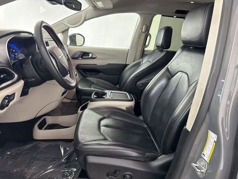 Used 2022 Chrysler Pacifica Touring-L FWD image 21