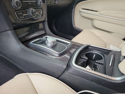 Used 2019 Chrysler 300 Limited RWD image 29