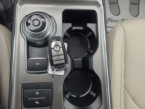 Used 2024 Ford Edge Titanium image 23