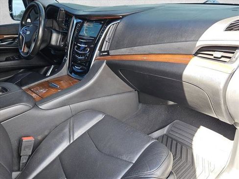 Used 2020 Cadillac Escalade 2WD image 23