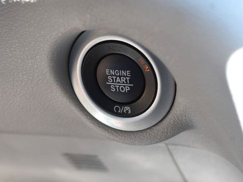 Used 2024 Chrysler Pacifica Touring-L FWD image 6