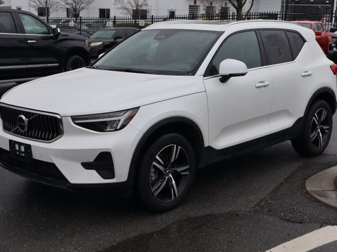 Used 2025 Volvo XC40 B5 Core image 5