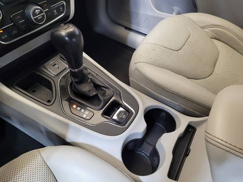 Used 2019 Jeep Cherokee Limited FWD image 26