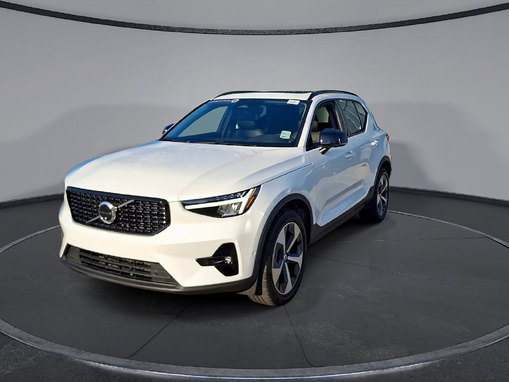 Certified 2025 Volvo XC40 B5 Plus AWD/4WD image 3
