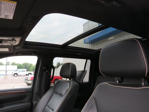 Used 2021 Chevrolet Suburban Premier w/ Premium Package AWD/4WD image 6