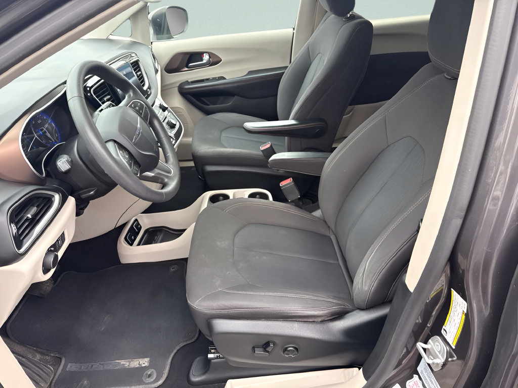 Used 2017 Chrysler Pacifica Touring FWD image 16
