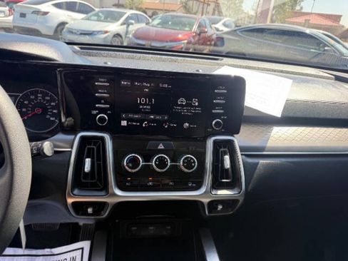 Used 2022 Kia Sorento LX FWD image 13