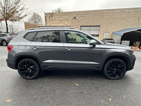 Certified 2024 Volkswagen Taos SE image 8