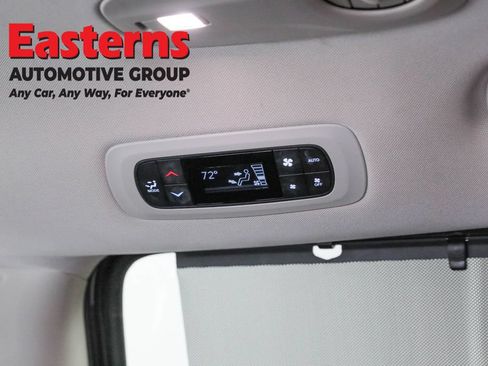 Used 2023 Chrysler Pacifica Touring-L FWD image 23