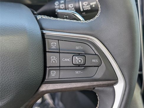 Used 2023 Jeep Grand Cherokee Limited AWD/4WD image 25