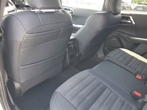 New 2025 Mitsubishi Outlander SE image 22