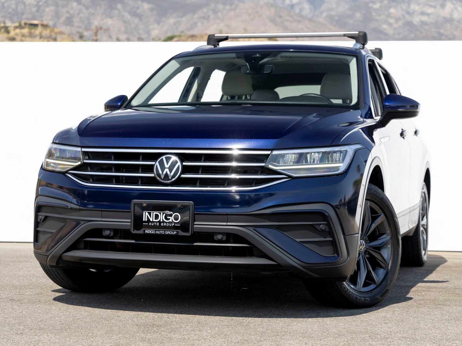 Used 2023 Volkswagen Tiguan SE w/ Panoramic Sunroof Package FWD image 1