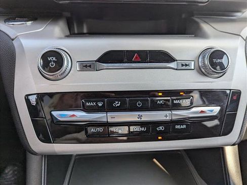 Used 2024 Ford Explorer XLT image 17