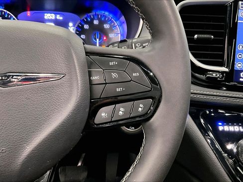 Used 2025 Chrysler Pacifica Limited FWD image 26