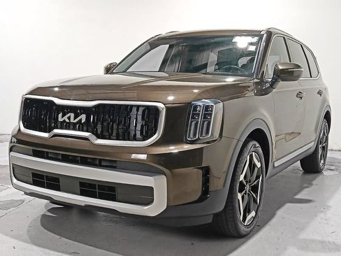 Used 2024 Kia Telluride EX w/ EX Captain's Chair Package AWD/4WD image 3