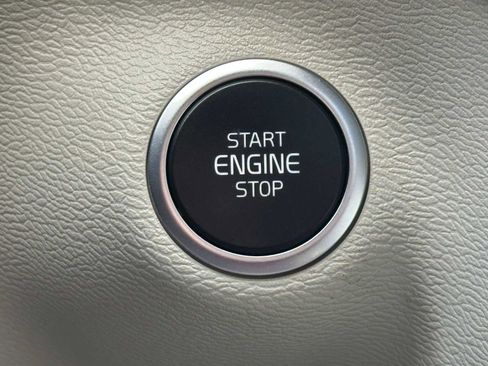 Used 2025 Volvo XC40 B5 Plus w/ Protection Package Premier image 32