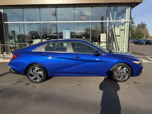 Certified 2025 Hyundai Elantra Limited image 8