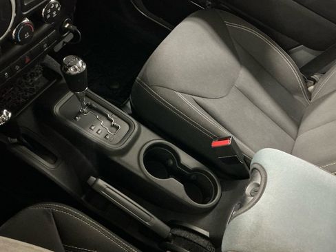 Used 2016 Jeep Wrangler Unlimited Rubicon w/ Connectivity Group image 12