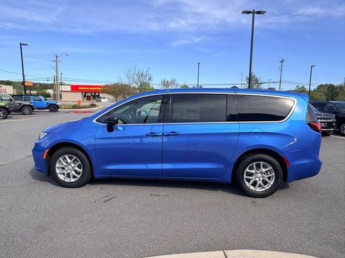 New 2026 Chrysler Pacifica Select FWD image 11