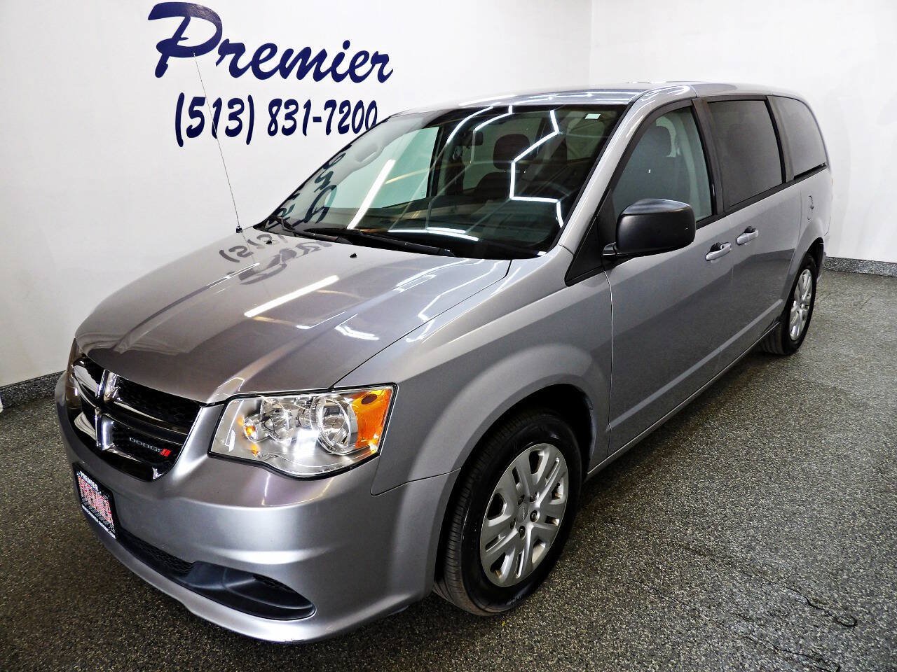 Used 2018 Dodge Grand Caravan SE FWD image 1