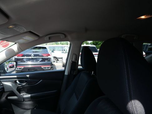 Used 2018 Nissan Rogue SV FWD image 11