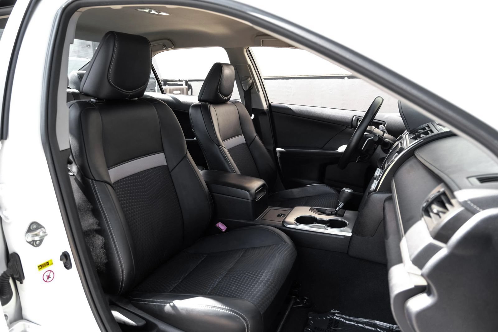 Used 2014 Toyota Camry SE FWD image 31
