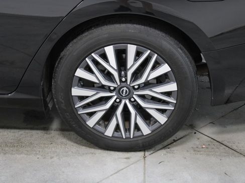 Used 2024 Nissan Altima 2.5 SV FWD image 16