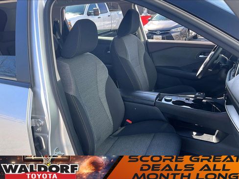 Used 2022 Nissan Rogue SV image 9