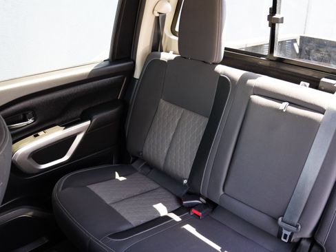 Used 2022 Nissan Titan SV image 15