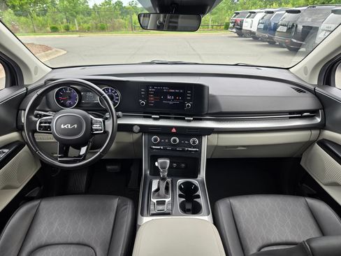 Used 2024 Kia Carnival LX FWD image 10