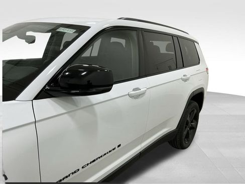 Used 2023 Jeep Grand Cherokee L Limited w/ Black Appearance Package image 9